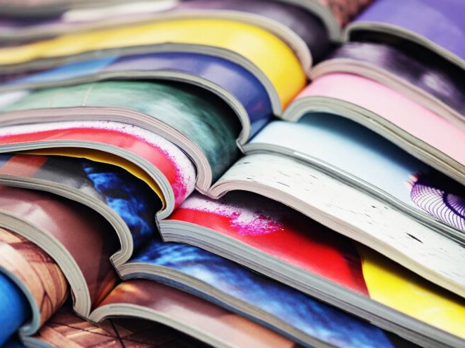 Übereinanderliegende Zeitschriften
